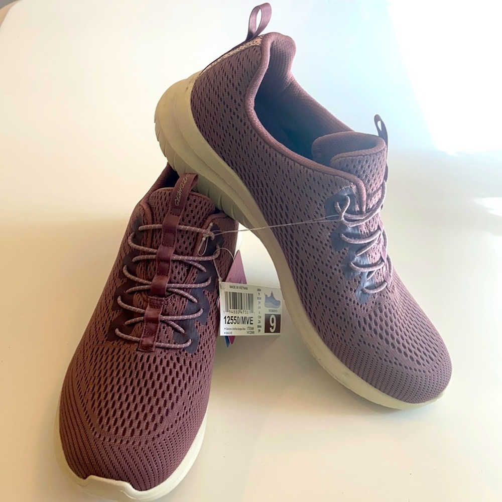 New w/tags. Women’s Mauve SKECHERS Flex. SZ 9